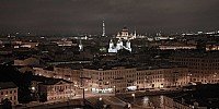 Petrohrad (rusky Санкт-Петербург česky Sankt-Petěrburg, rusky hovorově zkracováno na Питер (Pitěr)) [ Pohled na noční Petrohrad z hotelu AZIMUT. V popředí nábřeží říčky (kanálu) Fontánky. Za ním modrá Katedrála svatého Mikuláše (Nicholas-Epiphany Naval Cathedral, Николо-Богоявленский морской собор), a za ním Katedrála svatého Izáka (St. Isaacs Cathedral, Исаакиевский собор) ]