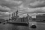 Petrohrad (rusky Санкт-Петербург česky Sankt-Petěrburg, rusky hovorově zkracováno na Питер (Pitěr)) [ Křižník Aurora (Cruiser Aurora, Крейсер Аврора) - je ruský chráněný křižník třídy Pallada, který od roku 1957 do současnosti slouží jako muzeum v Petrohradu. Loď byla nasazena v rusko-japonské válce, první světové válce a v roce 1917 se stala symbolem bolševické revoluce v Rusku. Fotografie byla pořízena těsně před celkovou rekonstrukcí v květnu 2014. ]