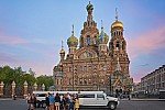 Petrohrad (rusky Санкт-Петербург česky Sankt-Petěrburg, rusky hovorově zkracováno na Питер (Pitěr)) [ Katedrála Vzkříšení Ježíše (Savior on the Spilled Blood, Спас на Крови) byla založena na místě, kde byl při atentátu roku 1881 zabit car Alexandr II., který je zde pohřben. Chrám je v ruském stylu 16. a 17. století dle návrhu architekta Alfreda Parlanda. Výška katedrály je 81 metrů a katedrála je korunována devíti kopulemi, z nichž jsou čtyři pozlacené a pět je pokryto ušlechtilým smaltem. ]