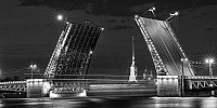  [ Dvorcový (Palácový) most, (Palace Bridge, Дворцо́вый мост) - ještě jedna, tentokráte černobílá fotografie. Dlouhý expoziční čas 25 s způsobil, že proplouvající lodě se změnily v čáry, ale úplně nezmizely. Pitěr leží v deltě Něvy ústící do Finského zálivu na více než 40 ostrovech spojených 300 mosty. Každou noc se od dubna do listopadu se otevírá 22 zvedacích mostů přes Něvu a hlavní kanály zvedá na pár hodin, aby mohly lodě proplout dovnitř a ven z Baltského moře. ]